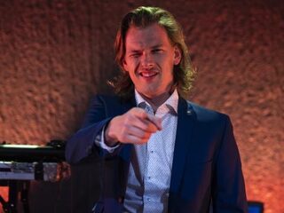 3FM-dj Sander maakt tijdens de hele Amerikaanse verkiezingsnacht een speciale uitzending