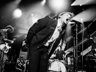 Check de video van Queen's Pleasure voor 'Sitter'