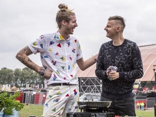 3FM-dj Frank en Vjeze Fur koken linkelionie met schelpies op Lowlands