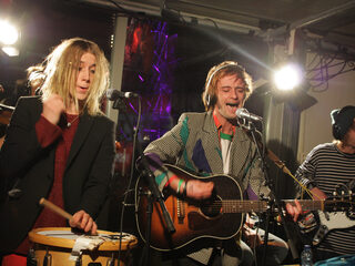 Will and The People speelt 'Eyes' live op Paaspop