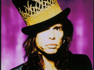 Zingende Steven Tyler in doe-het-zelf-zaak