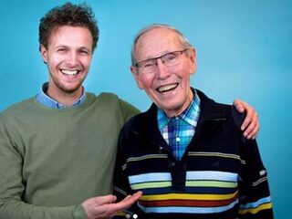 Tim werkt de bucketlist van zijn opa samen met hem af