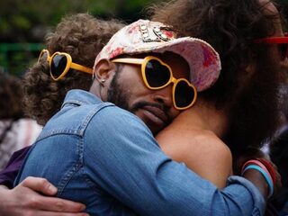 Helft van de jonge LHBT'ers mijdt hand of kus op straat