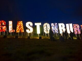 Even vingerlikkend de Glastonbury line-up doornemen