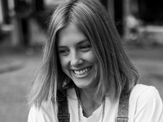 Nellie Benner over podcast 'Wat Je Niet Leert': "Zelfhulp met een biertje erbij!"