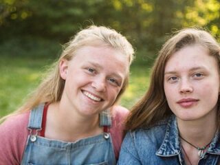 Roos (16) en Lotte (19) worden doof én blind en gaan nog één ultieme reis maken