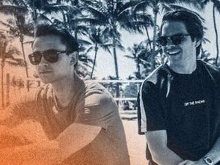 Lucas & Steve halen Brandy onder het Mega-stof vandaan