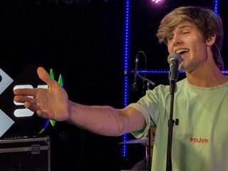 Blanks live met 3FM Megahit 'Wave' op 3FM