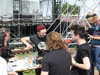 Bastille mét bassist op Pinkpop