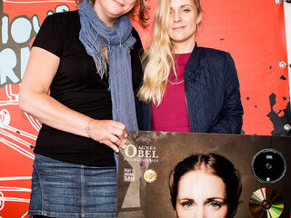 Agnes Obel ontvangt gouden plaat op Best Kept Secret Festival