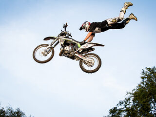 Barend praat met gecrashte motorcrosser