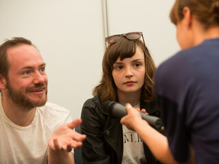 Chvrches in gesprek met Lois op Lowlands