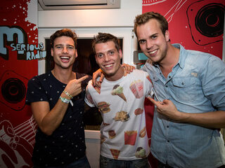 Tony Junior op het podium met Steve Aoki