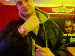 Lange Frans praat met ijsklontgooier