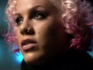 3FM Commercial met Pink