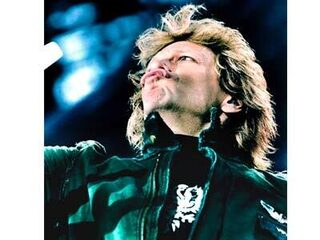 Jon Bon Jovi scheurt spiertje op podium