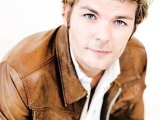 Sander legt Annemieke over de knie