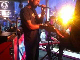 Mr. Probz coverde 'Ain't No Sunshine' live op Paaspop