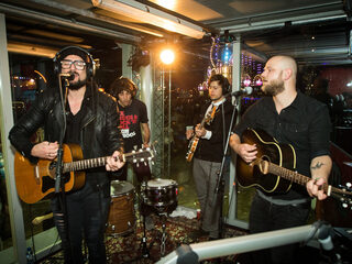 Blaudzun zingt nieuwe single 'Hollow People' live in de studio
