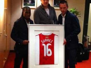 Ajax-shirt van Suarez op de veiling