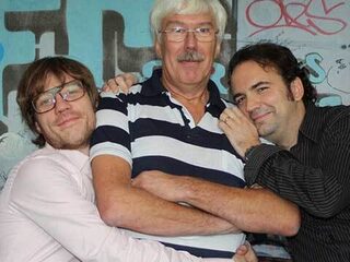 Jon Bakker kijkt nogal diep in het glaasje