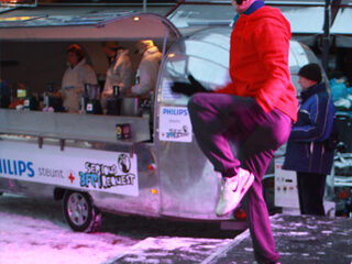 Opwarmen met Zumba op de markt