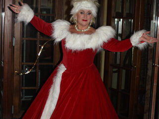 Karin Bloemen biedt veilingitem aan