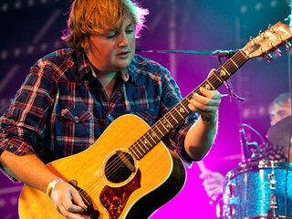 Een heus huiskamerconcert van Tim Knol!