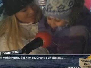 Superlief meisje zingt een kerstliedje voor Giel