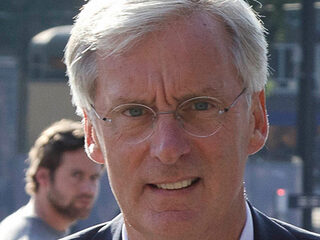 Ben Knapen doneert namens de ministerraad