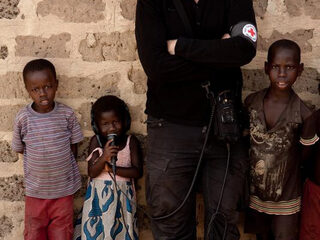 Eric Corton In Ivoorkust voor Rode Kruis