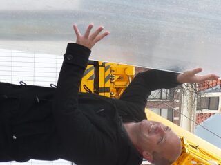 3FM baas plaatst eerste raam in het Glazen Huis