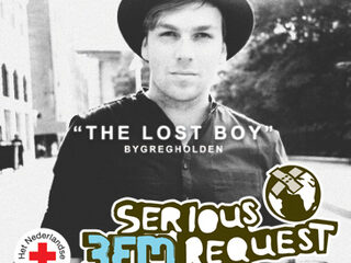 Greg Holden vereerd door aandacht