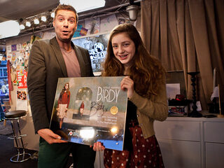 Birdy speelde live 'Skinny Love' in het huis