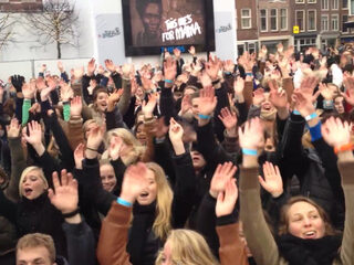 Flashmob van 800 man voor het huis