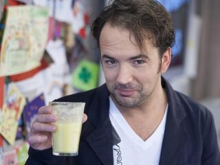 Gerard begint de dag goed met een explosief sapje!