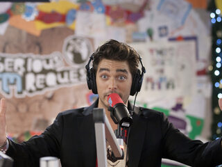 Waylon treedt op en speelt The Escapist