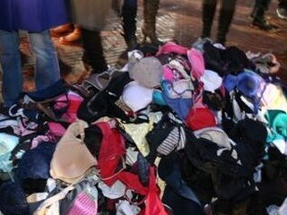 Witte Wieven met BH slinger bij de brievenbus