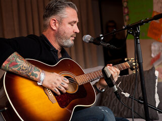 Greg Holden speelde live in het Glazen Huis