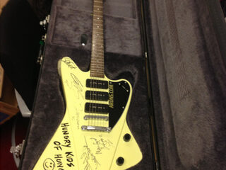 Bied op gesigneerde gitaar