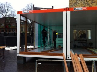 De opbouw van het Glazen Huis in Enschede is in volle gang