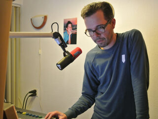 Michiel Veenstra presenteert een uur lang in het Twents