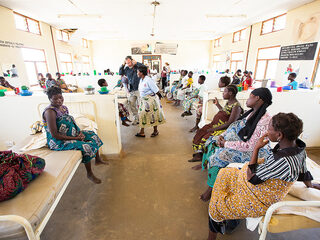 Obed legt aan Eric de situatie in Malawi uit