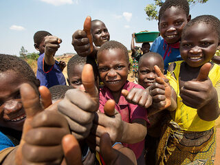 Kinderen voor Kinderen zamelt zingend geld in