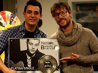 Nielson veilt platina single 'Beauty & The Brains'