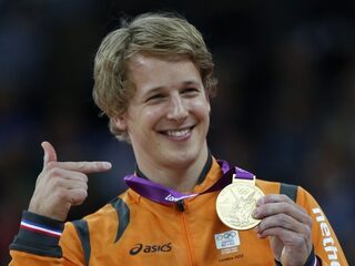 Epke Zonderland biedt het boek Gouden Epke aan