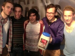 Only Seven Left brengt TopPop 3 donatie langs