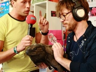 Freek Vonk met exotisch dier in het Glazen Huis