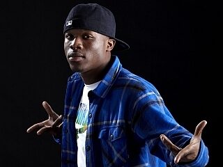 Choreograaf Shaker met veilingitem in Glazen Huis