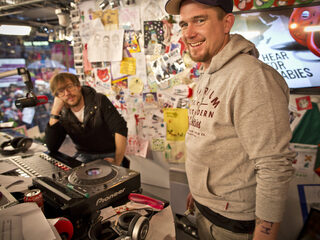 Slaapgast Johnny de Mol heeft drukke nacht in Glazen Huis